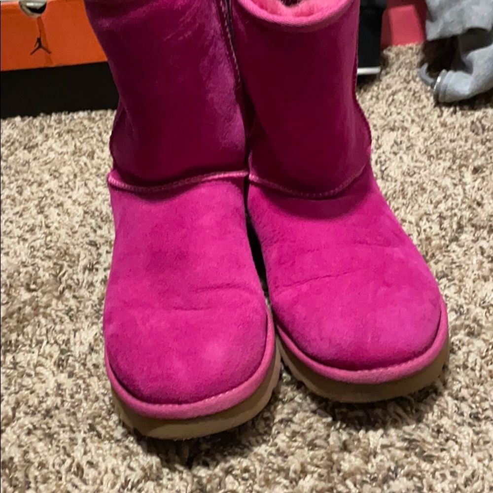 UGGS - Picture 3 of 3